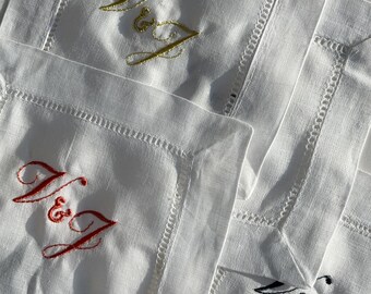 Gepersonaliseerde geborduurde cocktailservetten of dinerservetten met aangepast monogram of naam Set van 4, 6, 12 huwelijkscadeau