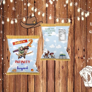 Könnte beinhalten: Zwei hellblaue Party-Geschenktüten mit Toy Story-Motiv. Eine Tüte zeigt Buzz Lightyear und Woody mit dem Text "INFINITY and beyond". Die andere Tüte hat ein Nährwertkennzeichen und den Text "Thank you, for parting with us!!".