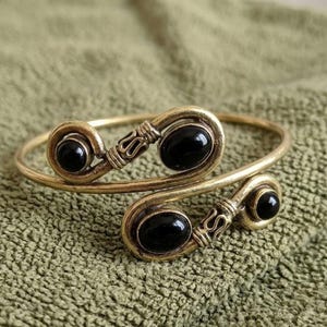 Handgefertigtes Armband aus schwarzem Onyx und Messing, Boho-Armreif mit Wirbelmuster, verstellbarer Wickelschmuck