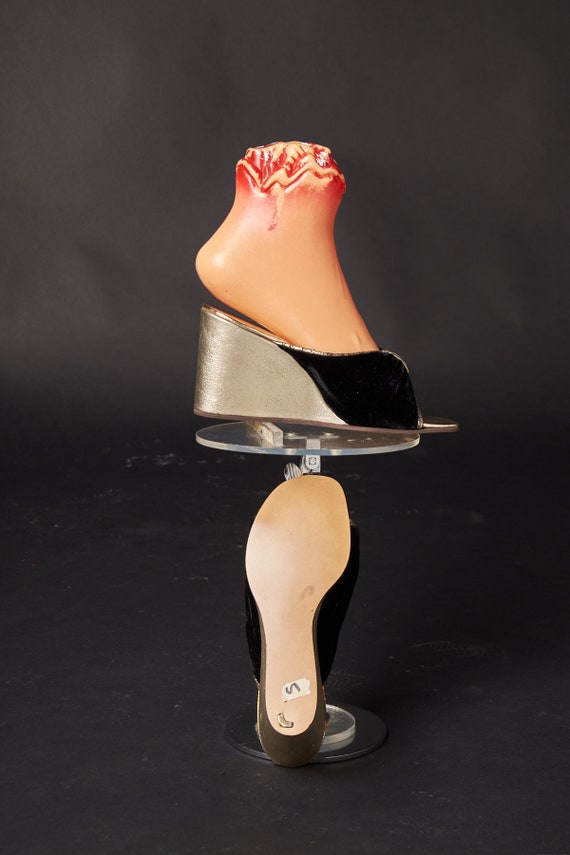 1950s Black Velvet and Gold Wedge Heels - image 5
