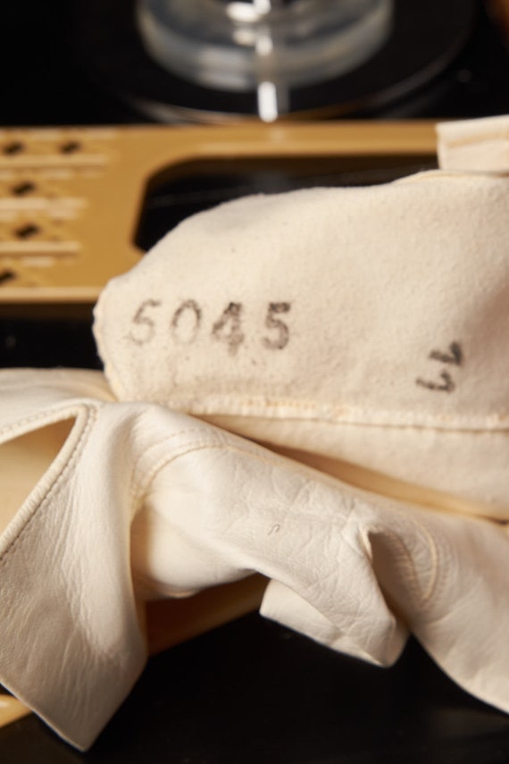 1950s White Leather Car Driving Gloves - image 5