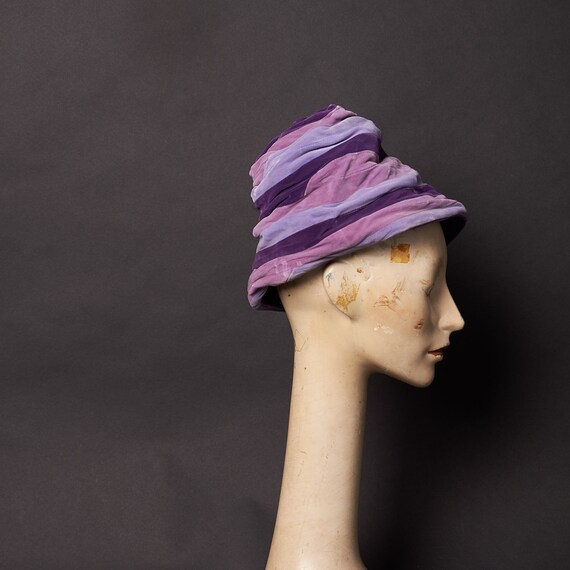 1940s Purple Velvet Cloche Hat - image 4