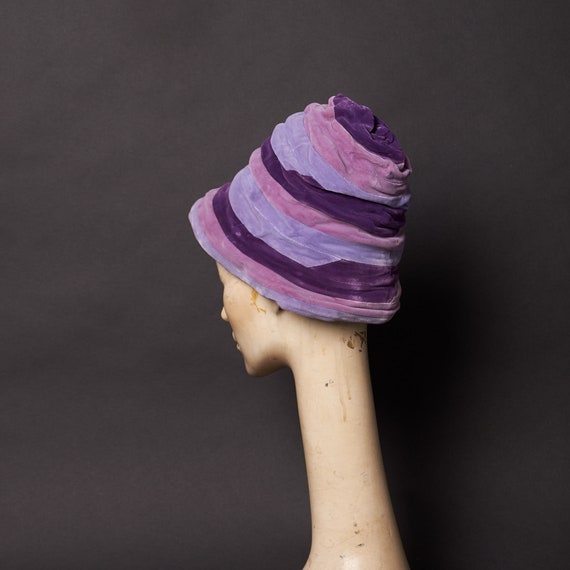 1940s Purple Velvet Cloche Hat - image 2