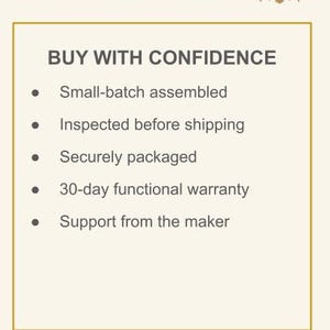 Puede incluir: Un gr&aacute;fico informativo rectangular con fondo crema y borde dorado. El texto dice Westward Time Works, logotipo WTW, BUY WITH CONFIDENCE, y una lista con vi&ntilde;etas: Small-batch assembled, Inspected before shipping, Securely packaged, 30-day functional warranty, Support from the maker.