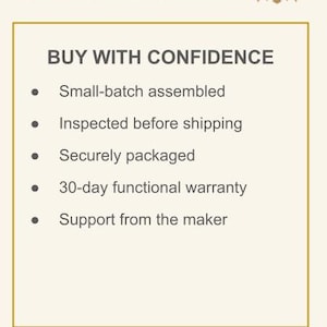 K&ouml;nnte beinhalten: Ein rechteckiges Hinweisschild mit cremefarbenem Hintergrund und dunklem Text. Die Kopfzeile zeigt Westward Time Works mit einem Logo. Der Text lautet BUY WITH CONFIDENCE, gefolgt von einer Liste: Small-batch assembled, Inspected before shipping, Securely packaged, 30-day functional warranty und Support from the maker.