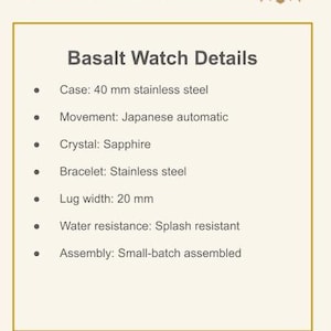 K&ouml;nnte beinhalten: Eine Produktinformationskarte f&uuml;r die Basalt-Uhr von Westward Time Works. Der Text listet ein 40-mm-Edelstahlgeh&auml;use, ein japanisches Automatikwerk, Saphirglas, ein Edelstahlarmband, 20 mm Bandansto&szlig;breite, Spritzwasserschutz und Kleinserienmontage.