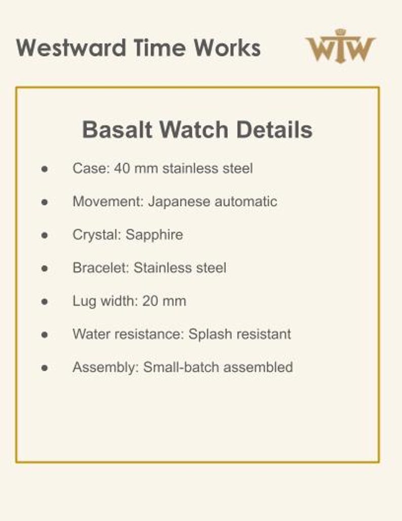 K&ouml;nnte beinhalten: Eine Produktinformationskarte f&uuml;r die Basalt-Uhr von Westward Time Works. Der Text listet ein 40-mm-Edelstahlgeh&auml;use, ein japanisches Automatikwerk, Saphirglas, ein Edelstahlarmband, 20 mm Bandansto&szlig;breite, Spritzwasserschutz und Kleinserienmontage.