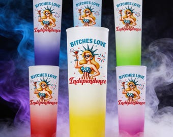 Le stronze amano l'indipendenza • Bitchles love independence • Bicchierino da shot satinato da 3 oz con diversi colori tra cui scegliere • Regalo per il 4 luglio • Accessori da bar originali • Alcol per adulti