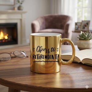 Skål för pensioneringen • 340 g metalliskt guldfärgad keramisk kaffemugg • Elegant pensionärspresent för kvinnor och män • Avskedsfestmugg • Present till kollega
