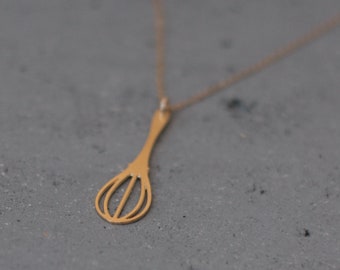Collana Da Forno Per Donna Con Ciondolo A Forma Di Frusta – Gioiello Divertente Per Chef E Pasticciere, Regalo Ideale Per Appassionate Di Cucina (lunghezza 32,5 Cm, Colore Argento)