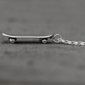 Charme de planche à roulettes en argent, collier de planche à roulettes, bijoux de planche à roulettes, cadeau pour skate boarder, cadeau de planche à roulettes, collier de patineur unisexe