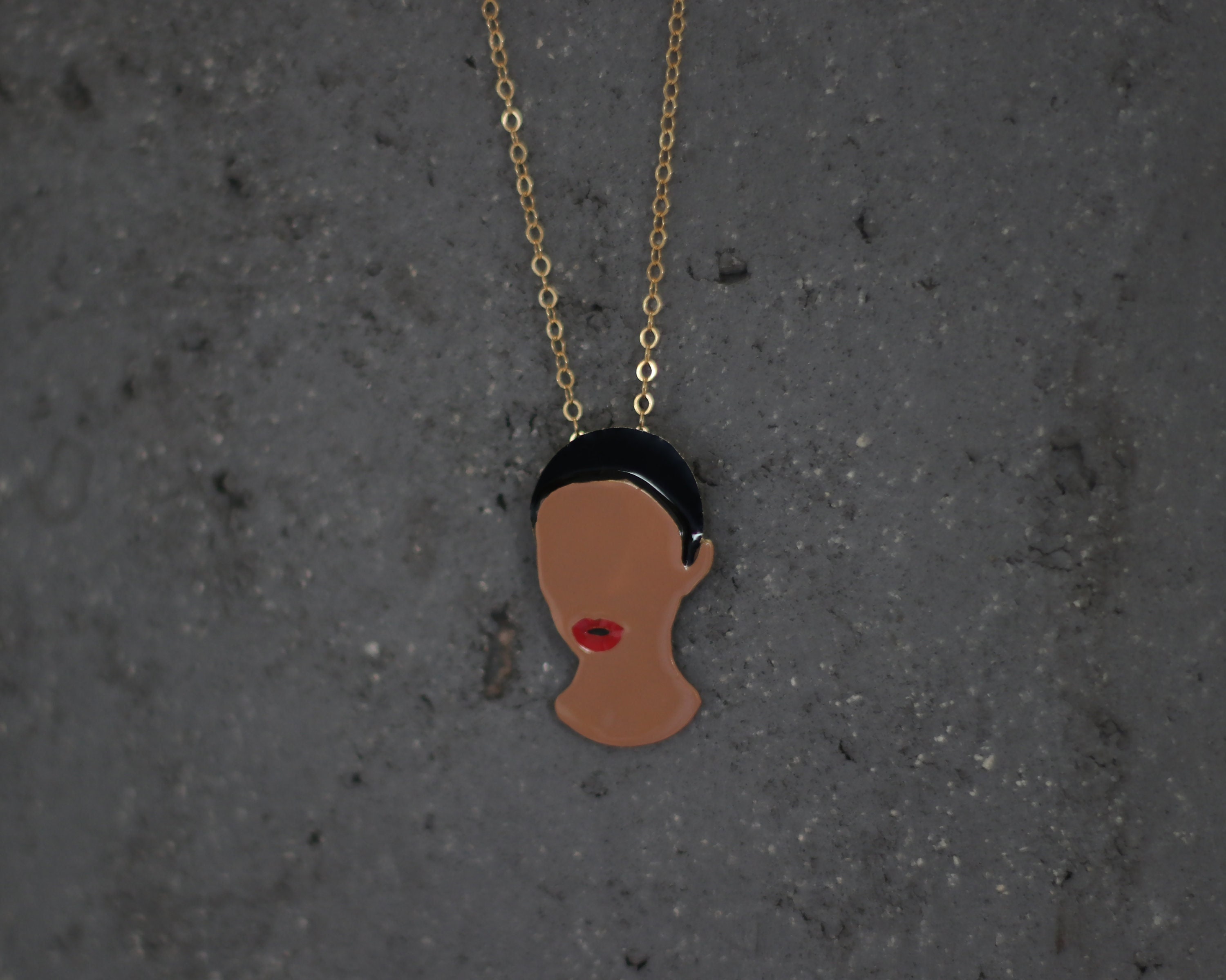 Collier portrait de femme, Charme de femme en émail, Collier visage femme, Collier visage fille, Pendentif émaillé, Bijoux faits à la main, Collier coloré