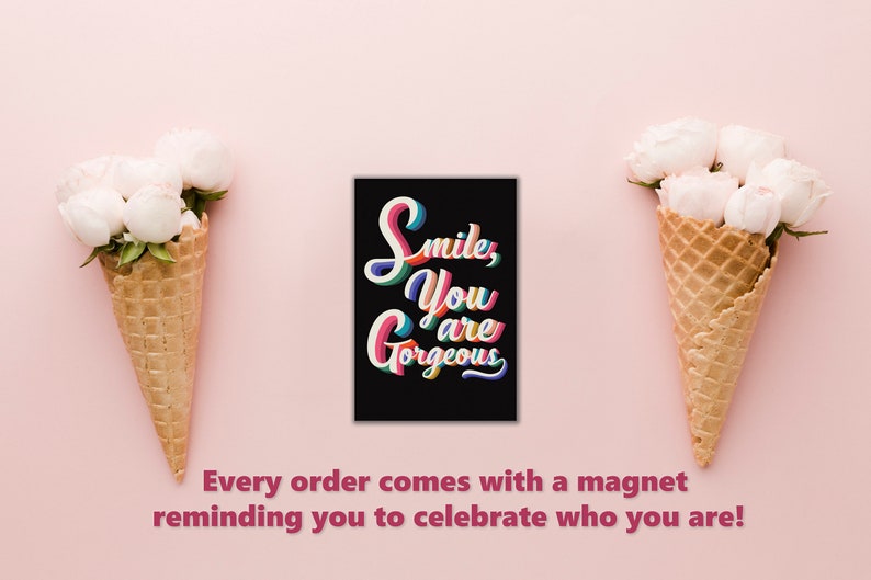 Puede incluir: Un im&aacute;n negro con el texto "Smile, You are Gorgeous" en letras estilizadas de colores. El im&aacute;n est&aacute; rodeado de dos conos de waffle llenos de flores blancas sobre un fondo rosa.