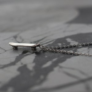 Skateboard Necklace For Men & Boys - Off The Wall Pendant With Rolling Wheels, Stainless Steel Hip Hop Street Style Jewelry Gift