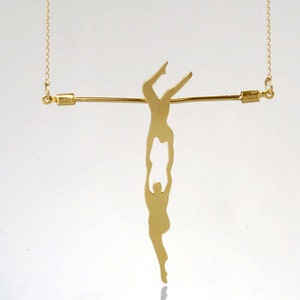 Gouden atleet ketting, gymnast ketting, acrobat ketting, atletische paar op een trapeze, cadeau voor atleet, sport sieraden, circus ketting