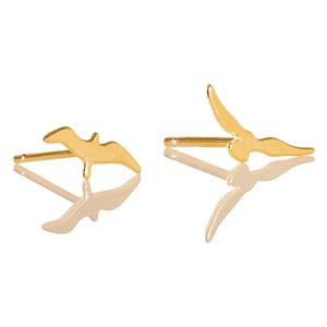 Op de afbeelding: Een paar gouden oorbellen in de vorm van een vogel in de vlucht. De oorbellen zijn eenvoudig en elegant en zouden een geweldig cadeau zijn voor elke vogelliefhebber.