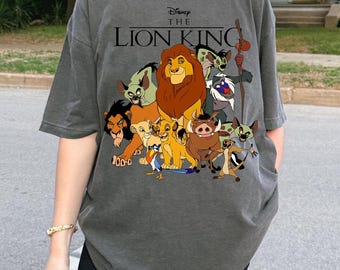 Comfort Colors® Disney Lejonkungen, Simba och vänner Safari PNG, Disney Lejonkungen PNG, Disney Djurriket PNG, Digital Nedladdning