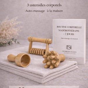 Peut inclure: Un ensemble de soins corporels en bois avec trois outils de massage, un rouleau, une tasse et un masseur manuel, ainsi qu'un livre. L'ensemble est sur une serviette grise. Le texte dit "Pack corporel - Routine à la maison".