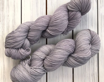 Fio de meia cinza cinza • Peso de dedilhado - 75/25 Nylon/Superwash Merino - Fio tingido à mão - Fio pintado à mão