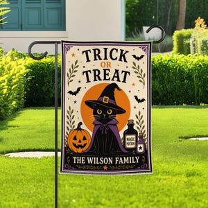 Peut inclure: Un drapeau de jardin rectangulaire représentant un chat noir portant un chapeau de sorcière et une cape violets, centré devant une lune orange. Le texte indique TRICK OR TREAT et THE WILSON FAMILY, avec une citrouille, des potions et des chauves-souris.