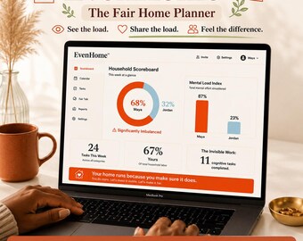 Könnte beinhalten: Ein Laptop zeigt das EvenHome Haushaltsmanagement-Dashboard mit einer Scoreboard-Anzeige, die eine Arbeitsaufteilung von 68% zu 32% darstellt, sowie ein Balkendiagramm zur mentalen Belastung und Aufgabenstatistiken. Die Benutzeroberfläche enthält diverse Textbeschriftungen.