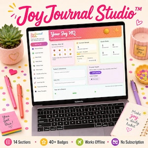 Op de afbeelding: Een laptop toont de "Joy Journal Studio" interface, omringd door briefpapier en een vetplant. Roze en koraal pennen, een notitieblok met "You got this!" en een dagboek met "Make joy a daily habit" zijn zichtbaar. Het laptopscherm toont de functies van de app.