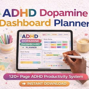 Może przedstawiać: Planer pulpitu nawigacyjnego ADHD Dopamine wyświetlany na tablecie, z ręką używającą rysika. Obraz zawiera filiżankę kawy, pojemnik na ołówki z kolorowymi ołówkami oraz tekst "ADHD Dopamine Dashboard Planner". Planer to system produktywności liczący ponad 120 stron.