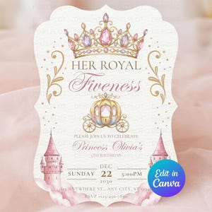 Puede incluir: Una tarjeta de invitación con bordes festoneados que presenta una corona dorada con gemas rosas, un carruaje dorado y dos torres rosas. El texto dice: Her Royal Fiveness, Please join us to celebrate Princess Olivia's 5th birthday, Dec Sunday 22, 5:00 PM.