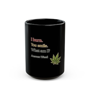 私は燃える。あなたは微笑む。私は何でしょう？ 雑草のなぞなぞマグカップ｜ブラックコーヒーマグカップ