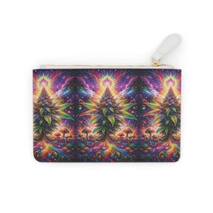 Könnte beinhalten: Eine rechteckige Reißverschlusstasche mit einem lebendigen, psychedelischen Design. Das Kunstwerk zeigt farbenfrohe Cannabispflanzen, Pilze und einen strahlenden, sternenübersäten Himmel. Die Tasche hat eine weiße Handschlaufe und einen goldfarbenen Reißverschluss.