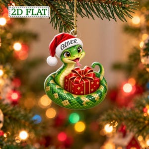 Enfeite personalizado para caixa de presente com uma adorável cobra verde enrolada usando um gorro de Papai Noel. Ideal para presentear amantes de cobras de estimação.