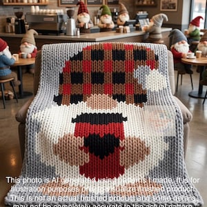 Pode incluir: Um cobertor de malha grossa com um design de Papai Noel. O cobertor apresenta um chapéu xadrez vermelho e preto, um rosto bege e uma xícara vermelha e preta. O cobertor está sobre uma cadeira em uma cafeteria.