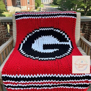 Puede incluir: Un juego de tres tazas de cerámica con un acabado moteado y mate. Las tazas son en tonos crema, gris claro y gris oscuro. Cada taza tiene un diseño simple y minimalista, ideal para café o té.