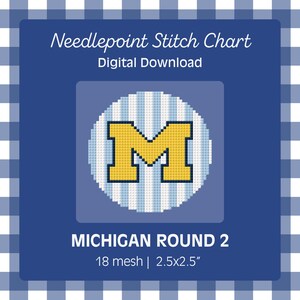 Könnte beinhalten: Digitales Kreuzstichmuster mit blauem Hintergrund und rundem Design mit einem gelben "M" auf gestreiftem Hintergrund. Der Text "Needlepoint Stitch Chart Digital Download" und "MICHIGAN ROUND 2" sind ebenfalls vorhanden. Das Design ist 6,35 x 6,35 cm groß.