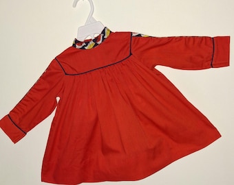 Vestido familiar Partridge de Kate Greenaway, rojo con ribete de pájaros amarillos y azul marino