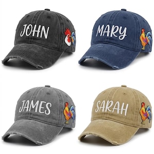 Pode incluir: Quatro bonés de beisebol desgastados em carvão, azul marinho, cinza e bege. Cada boné apresenta um nome bordado em branco, com um patch de galo na lateral. Os nomes são John, Mary, James e Sarah.
