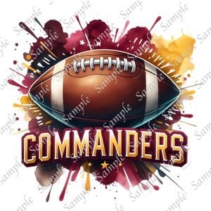 Puede incluir: Un balón de fútbol americano marrón y blanco con la palabra "COMMANDERS" en oro y burdeos. El balón está centrado en un salpicado de acuarela burdeos, amarillo y oro. La palabra "Sample" se repite.