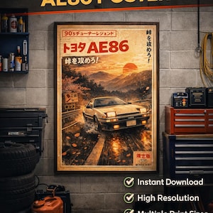Puede incluir: Póster japonés vintage AE86 con un coche clásico corriendo en una carretera con un atardecer. El póster incluye texto japonés y está enmarcado. La imagen está etiquetada como "Descarga instantánea", "Alta resolución", "Múltiples tamaños de impresión" y "Decoración de pared de garaje".