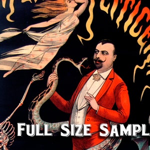 Pu&ograve; includere: Poster di circo vintage con un mago in abito rosso, che tiene un serpente. Una donna in abito fluttuante fluttua sopra. Le parole "FULL SIZE SAMPLE" sono in basso. Lo sfondo &egrave; nero con fiamme arancioni e gialle.