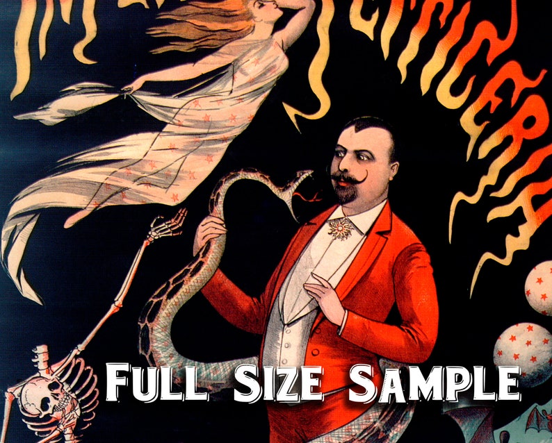 Pu&ograve; includere: Poster di circo vintage con un mago in abito rosso, che tiene un serpente. Una donna in abito fluttuante fluttua sopra. Le parole "FULL SIZE SAMPLE" sono in basso. Lo sfondo &egrave; nero con fiamme arancioni e gialle.