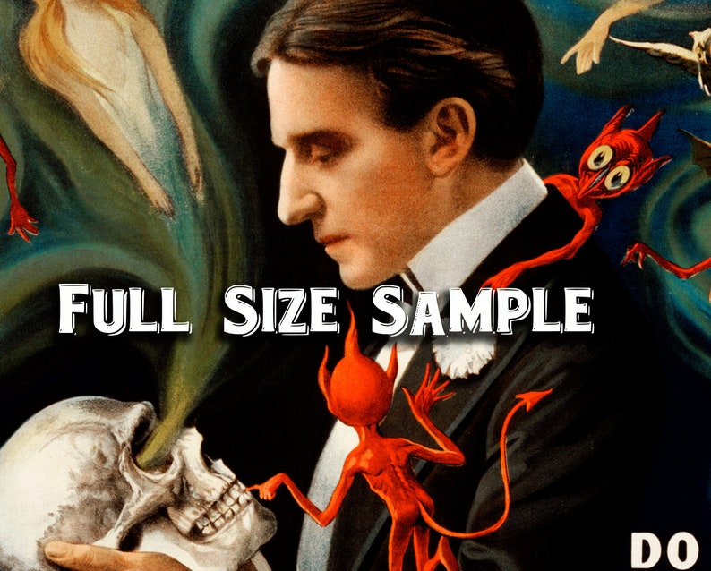 Pu&ograve; includere: Illustrazione vintage con un uomo in abito, un teschio e figure rosse simili a diavoli. Il testo "FULL SIZE SAMPLE" &egrave; ben visibile. L'opera d'arte ha un tema oscuro e surreale con uno sfondo verde e scuro.
