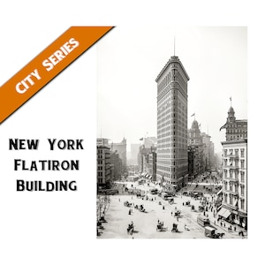 Puede incluir: Una fotografía en blanco y negro del Flatiron Building en la ciudad de Nueva York. El edificio es un rascacielos triangular con un techo puntiagudo distintivo. La foto muestra el edificio desde una perspectiva a nivel de calle, con otros edificios y carruajes tirados por caballos en el fondo.
