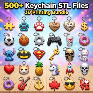 Könnte beinhalten: Eine Sammlung bunter Schlüsselanhänger in verschiedenen Formen, darunter ein Puzzleteil, Pfotenabdrücke, ein Fußball, ein Basketball, ein Gamecontroller und ein Donut. Die Schlüsselanhänger sind auf einer Holzoberfläche mit dem Text "500+ Keychain STL Files 3D Printing Bundle" angeordnet.