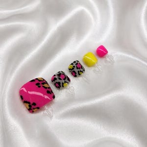 Zehennägel zum Aufkleben mit Leopardenmuster in Pink | Zehennägel mit Neon-Tierprint | Handgemachte, wiederverwendbare Pediküre | Sommer-Zehennagelset | Nägel mit Tierprint