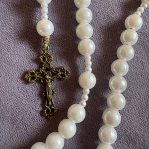 Rosario hecho a mano / Cuentas de perlas con detalles en tono antiguo / Regalo católico
