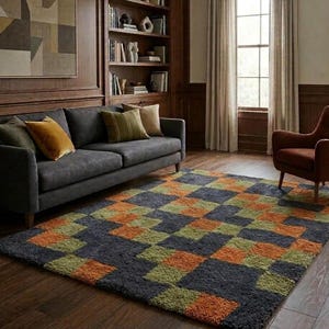 Könnte beinhalten: Eine weiße Keramik-Tasse mit schwarzem Henkel und dem Text "But First, Coffee" in fetter, schwarzer Schrift. Der Becher steht vor einem verschwommenen Hintergrund. Die Tasse ist etwa 10 cm hoch.