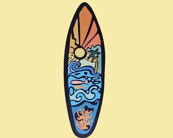 Könnte beinhalten: Ein Aufkleber in Surfbrettform mit einer farbenfrohen Strandszene. Das Design zeigt einen Sonnenuntergang, eine Sonne, eine Palme, Wellen, Fische und Korallen. Das Surfbrett hat eine schwarze Umrandung und ist vor gelbem Hintergrund.