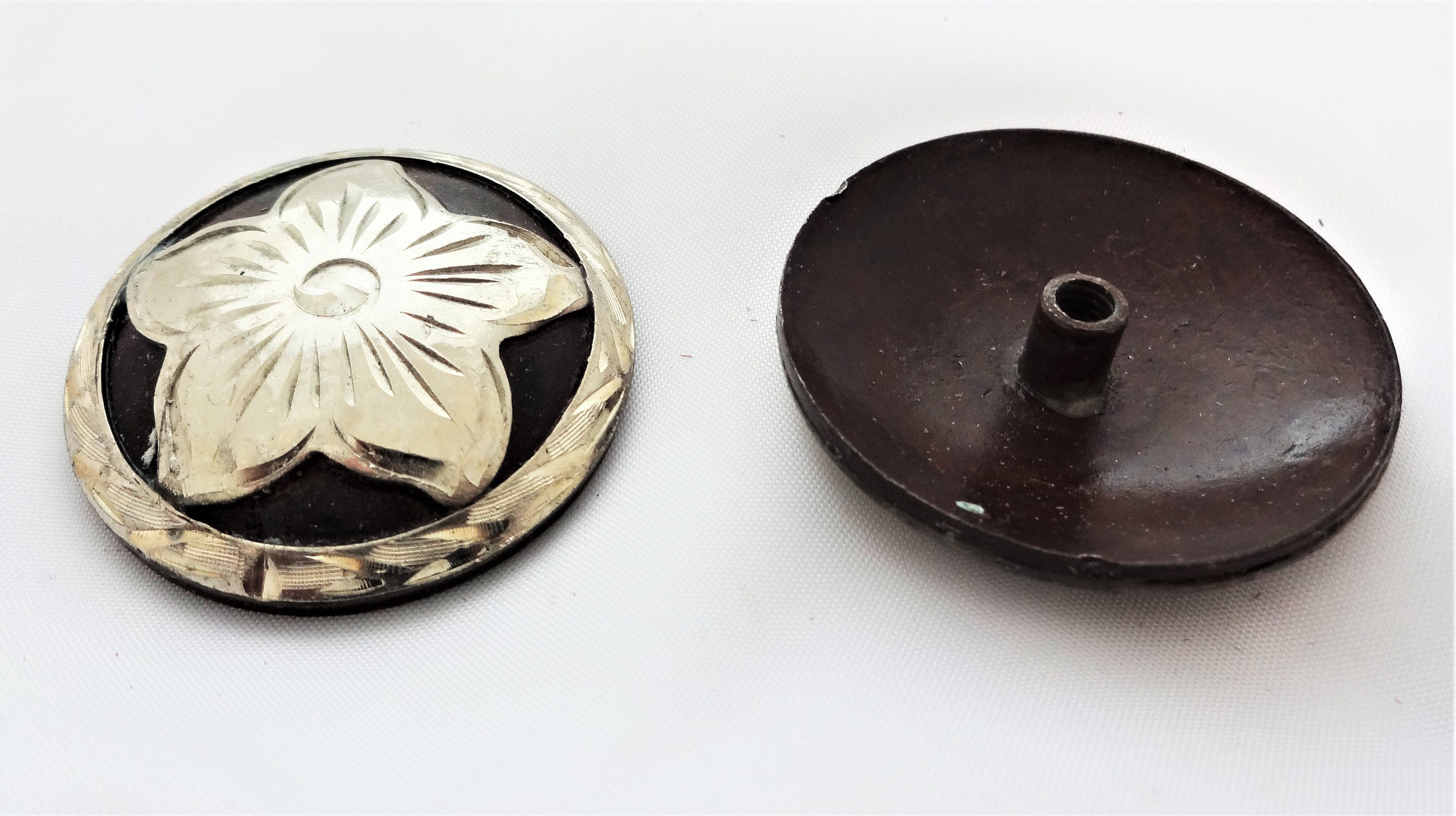 Lotto 5 Conchos Vintage Western Argento Ovale – Fiori Incisi – Per Pelletteria Fai-da-Te - Foto 2