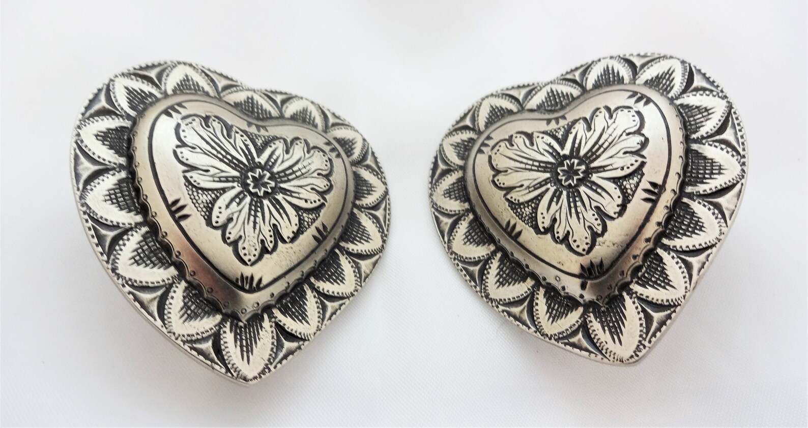 New Par Jeremah Watt Old Tme Heart Antqued Whte Conchos Screw Back