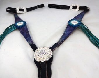 Bröstkrage Marinblå Sele Swarovski Strass Conchos Spännen Blå Turkos Lila Tie Dye Läder Hästspänne OOAK Blommor Fransar